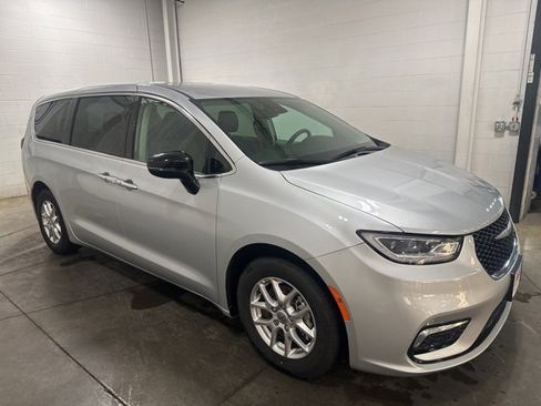 Used 2024 Chrysler Pacifica Touring-L image 3