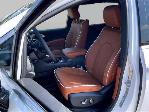 New 2026 Chrysler Pacifica Pinnacle FWD image 9