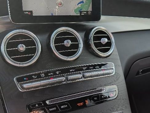 Used 2018 Mercedes-Benz GLC 300 4MATIC image 3