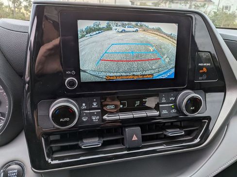 Used 2023 Toyota Highlander LE FWD image 19