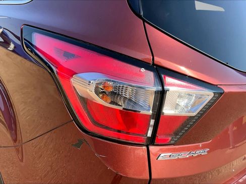 Used 2018 Ford Escape SE w/ Ford Safe & Smart Package AWD/4WD image 28