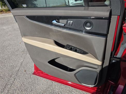 Used 2021 Lincoln Nautilus Reserve image 12