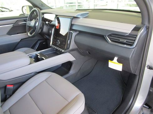 New 2026 GMC Acadia Elevation w/ Elevation Premium Package FWD image 23