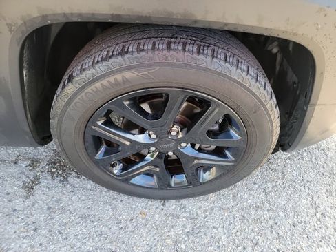 Used 2018 Jeep Renegade Altitude w/ UConnect 8.4 Nav Group FWD image 10