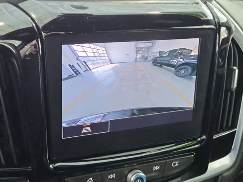 Used 2022 Chevrolet Traverse LT image 16