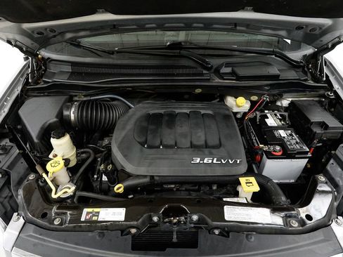 Used 2013 Chrysler Town & Country Limited image 4