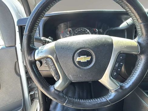 Used 2018 Chevrolet Express 3500 w/ Driver Convenience Package RWD image 19