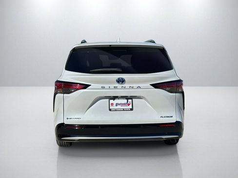 Used 2025 Toyota Sienna Platinum image 6