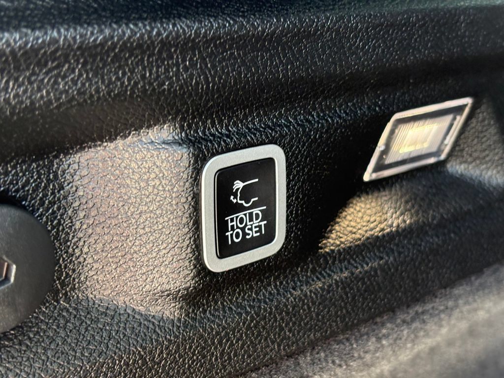 Used 2023 Jeep Grand Cherokee L Overland w/ Luxury Tech Group IV AWD/4WD image 21
