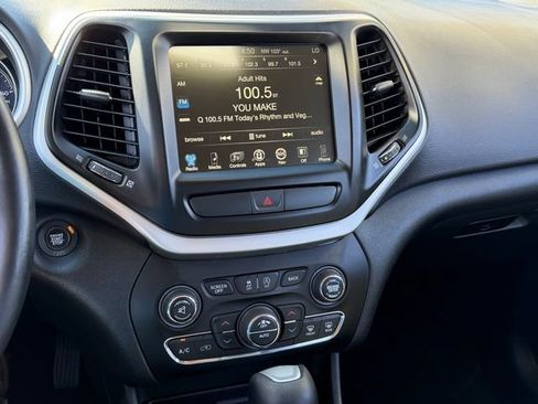 Used 2018 Jeep Cherokee Latitude Plus w/ Comfort/Convenience Group AWD/4WD image 19