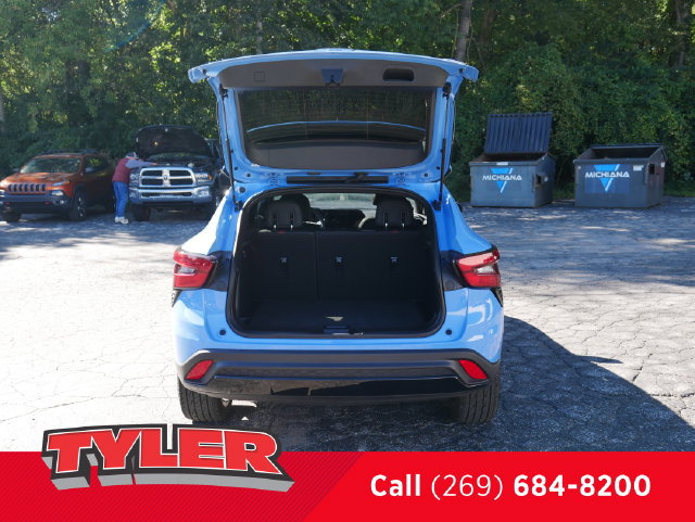 Used 2024 Chevrolet Trax RS w/ Sunroof Package FWD image 17