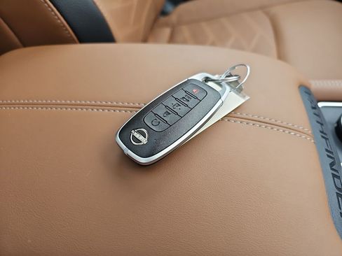 Used 2025 Nissan Pathfinder Platinum image 17