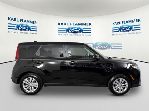 Used 2022 Kia Soul LX image 2