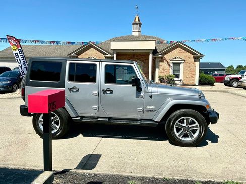 Used 2014 Jeep Wrangler Unlimited Sahara AWD/4WD image 4