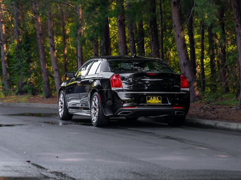 Used 2016 Chrysler 300 C Platinum RWD image 41