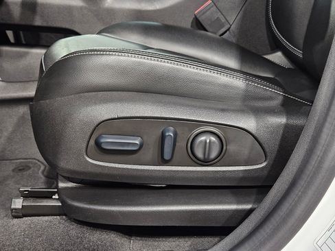 Used 2024 GMC Terrain SLT image 22