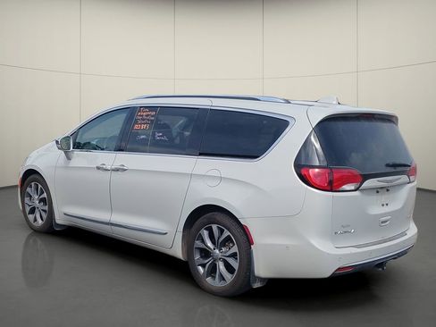 Used 2017 Chrysler Pacifica Limited image 5