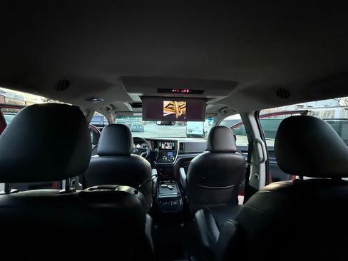 Used 2015 Toyota Sienna SE Premium image 46