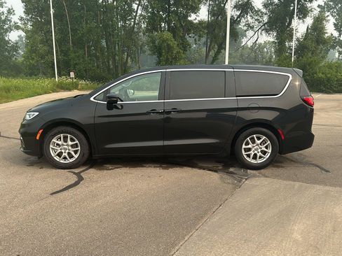 Used 2023 Chrysler Pacifica Touring-L FWD image 2