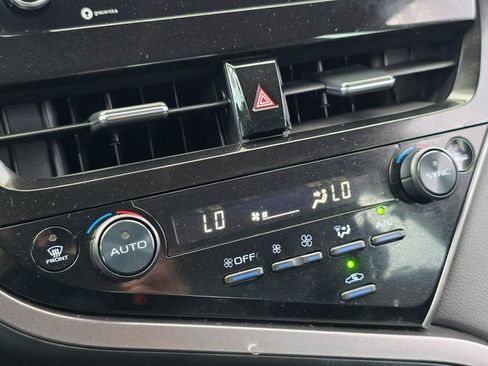 Used 2024 Toyota Camry SE image 28