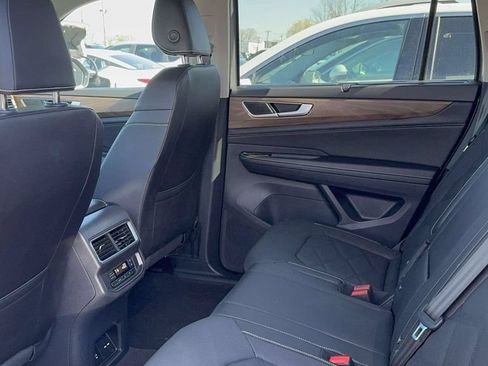 Used 2025 Volkswagen Atlas SE AWD/4WD image 35