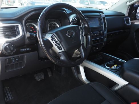 Used 2018 Nissan Titan SV w/ SV Convenience Package image 10
