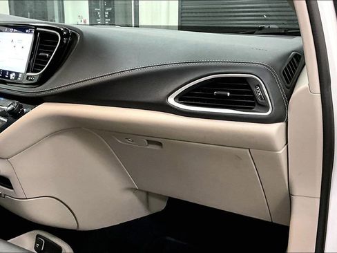 Used 2024 Chrysler Pacifica Select image 27