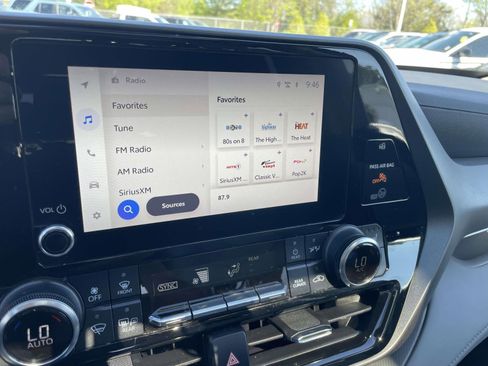 Used 2023 Toyota Highlander XLE image 33