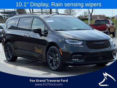 Used 2025 Chrysler Pacifica Limited FWD image 39