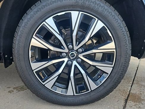 Used 2023 Volvo XC60 B5 Plus image 9