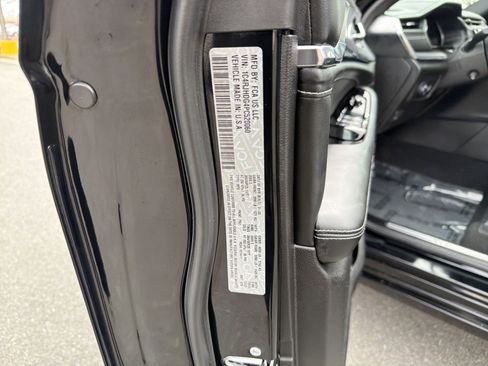 Used 2023 Jeep Grand Cherokee Overland image 41