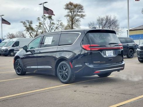 Certified 2024 Chrysler Pacifica Touring-L image 3