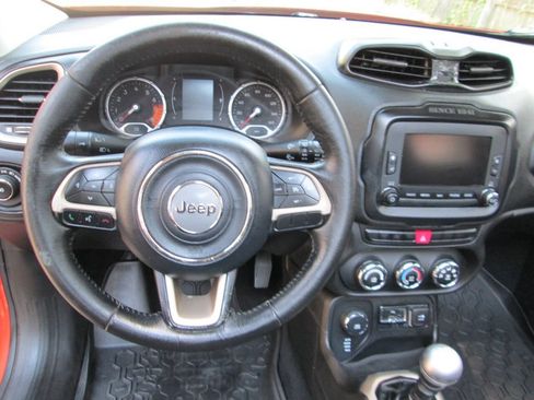 Used 2015 Jeep Renegade Latitude AWD/4WD image 4
