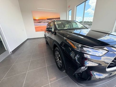 Used 2023 Toyota Highlander XLE AWD/4WD image 13