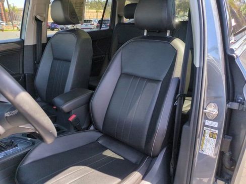 Used 2022 Volkswagen Tiguan SE w/ Panoramic Sunroof Package FWD image 11