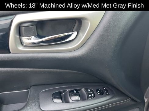 Used 2018 Nissan Pathfinder SV image 12