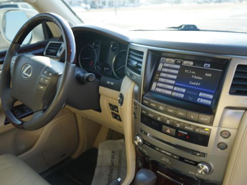 Used 2014 Lexus LX 570 4WD image 30