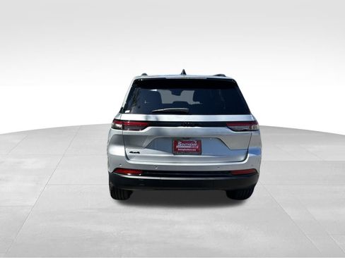 New 2025 Jeep Grand Cherokee Altitude image 5