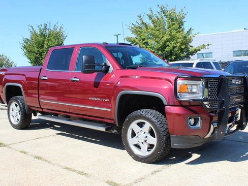 Used 2015 GMC Sierra 2500 Denali w/ Duramax Plus Package AWD/4WD image 11
