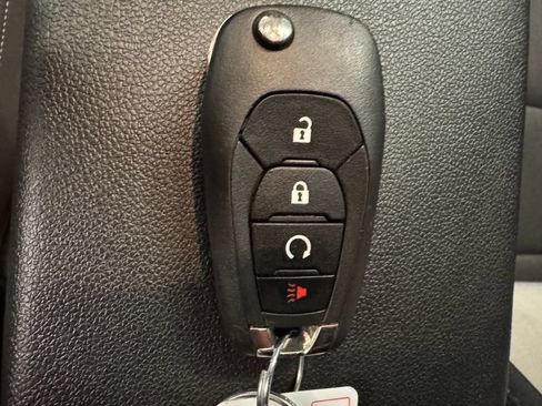 Used 2025 Chevrolet Trax RS FWD image 17