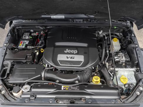 Used 2017 Jeep Wrangler Unlimited Sahara w/ Connectivity Group AWD/4WD image 35