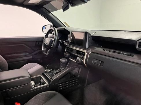 Used 2025 Toyota Tacoma SR5 AWD/4WD image 11