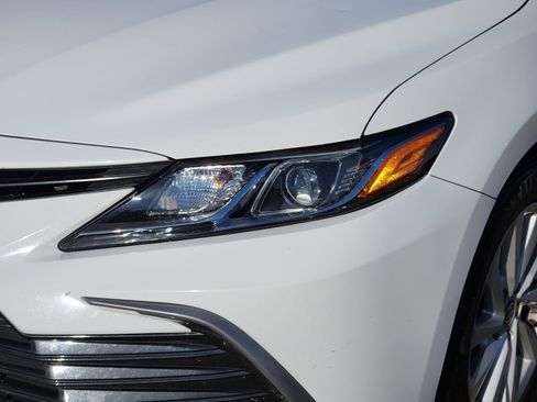 Used 2022 Toyota Camry LE image 11