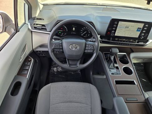 Used 2024 Toyota Sienna LE FWD image 13