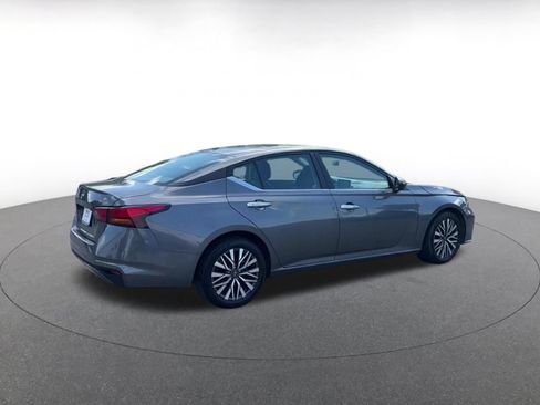 Used 2025 Nissan Altima 2.5 SV FWD image 12