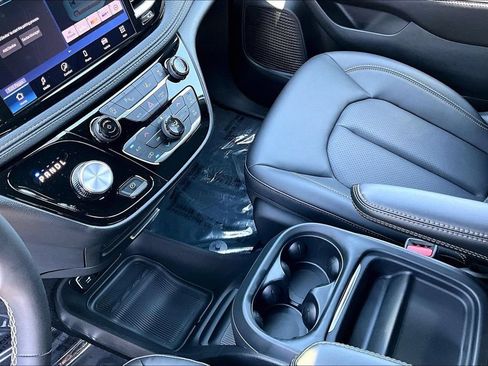 New 2027 Chrysler Pacifica Select FWD image 11