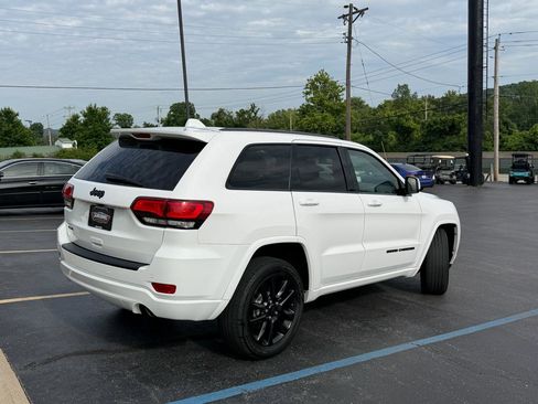 Used 2020 Jeep Grand Cherokee Altitude AWD/4WD image 3