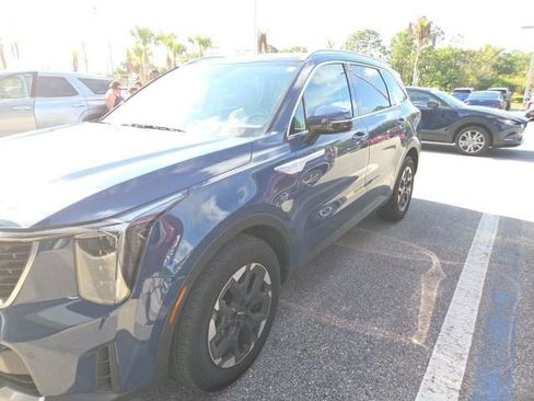 Certified 2025 Kia Sorento S w/ Panoramic Sunroof Package FWD image 2