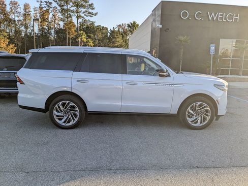 Certified 2025 Lincoln Navigator Reserve image 4