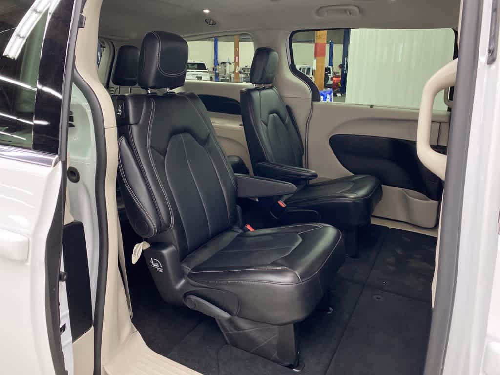 Used 2024 Chrysler Pacifica Touring-L FWD image 18